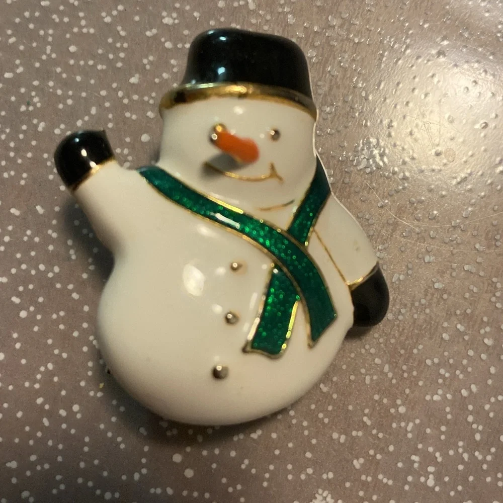 SNOWMAN PENDANT WITH SILVER TONE CHAIN NECKLACE AND SNOWMAN PIN - BOTH UNSIGNED